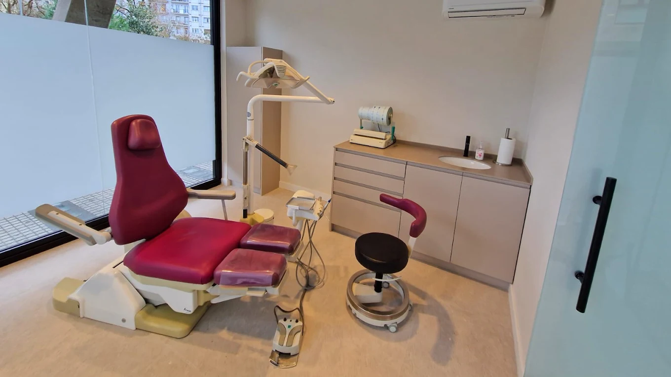 Sala de consulta con sillón podológico, lámpara de exploración y mobiliario clínico